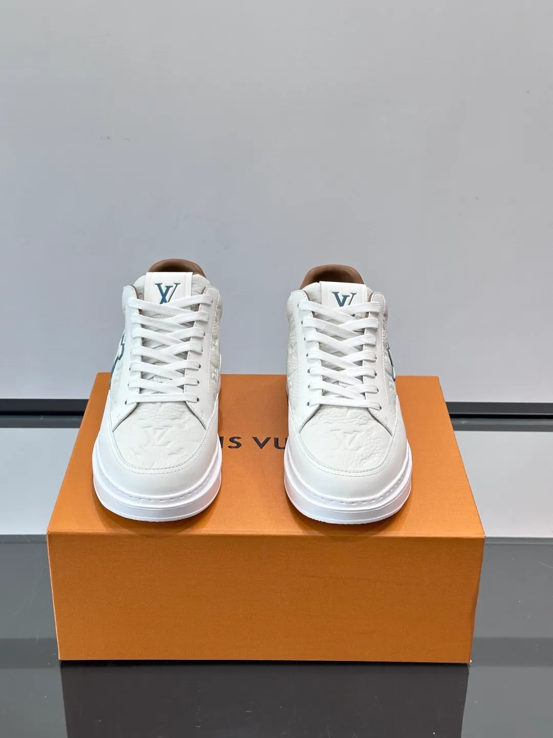Men's shoes 💰p400 "＊OUIS ＊UITTO＊" Men's sports shoes, grained cow leather are low-key and recognizable. The rubber sole is thick and lightweight, the padded insole + technical lining make it super comfortable to wear! The main color with brown details is versatile and fashionable, and can be worn for daily leisure or business ~ LV embossing on the side of the shoe + brand logo on the sole, perfect details! size: 38-44 (45 customized)